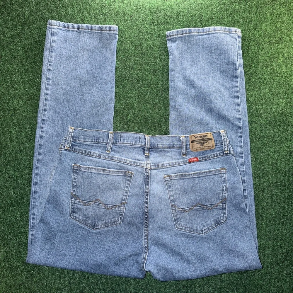 Wrangler Slim Straight Jeans Men's Size 36x30 Light Wash Blue Jeans Minor Flaw
